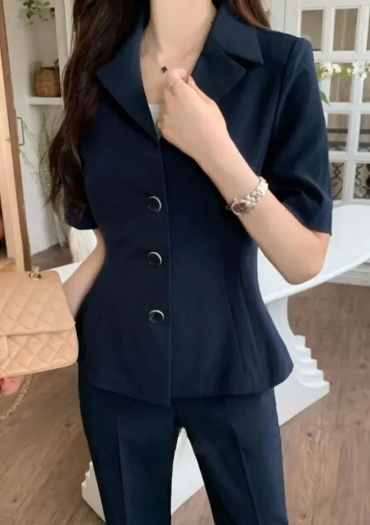 CKMU Yvette 海軍藍西裝外套領口與鈕扣實拍，圖中下身另搭